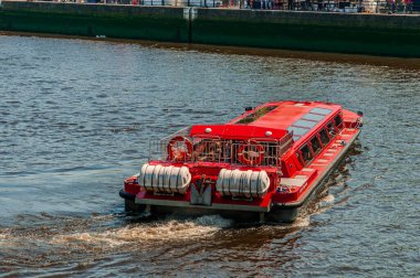 İrlanda Cumhuriyeti 'nin başkenti Dublin, İrlanda' nın doğu kıyısında, Liffey Nehri 'nin ağzında yer alır..