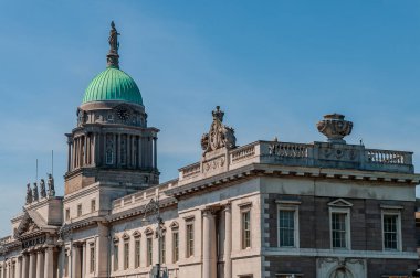 İrlanda Cumhuriyeti 'nin başkenti Dublin, İrlanda' nın doğu kıyısında, Liffey Nehri 'nin ağzında yer alır..