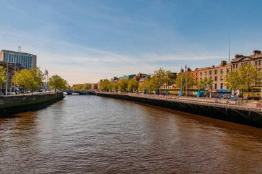 İrlanda Cumhuriyeti 'nin başkenti Dublin, İrlanda' nın doğu kıyısında, Liffey Nehri 'nin ağzında yer alır..