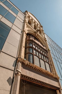 İrlanda Cumhuriyeti 'nin başkenti Dublin, İrlanda' nın doğu kıyısında, Liffey Nehri 'nin ağzında yer alır..