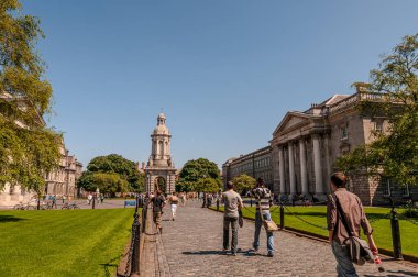 İrlanda Cumhuriyeti 'nin başkenti Dublin, İrlanda' nın doğu kıyısında, Liffey Nehri 'nin ağzında yer alır..