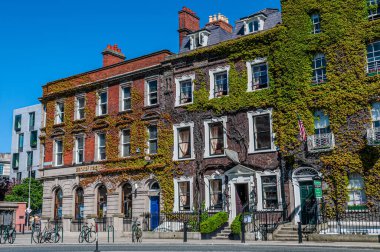 İrlanda Cumhuriyeti 'nin başkenti Dublin, İrlanda' nın doğu kıyısında, Liffey Nehri 'nin ağzında yer alır..