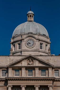 İrlanda Cumhuriyeti 'nin başkenti Dublin, İrlanda' nın doğu kıyısında, Liffey Nehri 'nin ağzında yer alır..