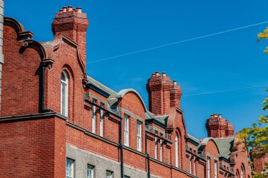 İrlanda Cumhuriyeti 'nin başkenti Dublin, İrlanda' nın doğu kıyısında, Liffey Nehri 'nin ağzında yer alır..