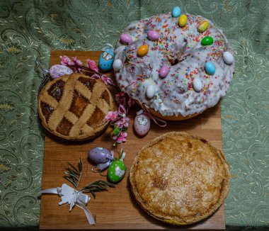 Chiena pizzası tipik bir Napoli kırsal yemeği, buğday ezmesi ve tatlı casatiello 'dur. En iyi Paskalya için Campania 'nın aşçılık geleneğini temsil ederler.