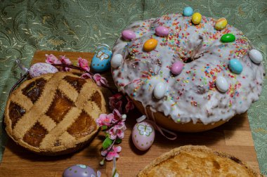 Chiena pizzası tipik bir Napoli kırsal yemeği, buğday ezmesi ve tatlı casatiello 'dur. En iyi Paskalya için Campania 'nın aşçılık geleneğini temsil ederler.
