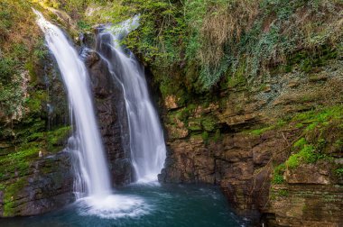 Molise 'deki çok küçük bir köyün kalbinde, büyülü bir ormana ve çiçeklere daldırılmış, Carpinone şelalesi bulunuyor, yerel doğanın en büyüleyici manzaralarından biri..