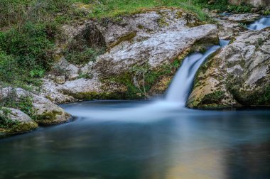 Molise 'deki çok küçük bir köyün kalbinde, büyülü bir ormana ve çiçeklere daldırılmış, Carpinone şelalesi bulunuyor, yerel doğanın en büyüleyici manzaralarından biri..