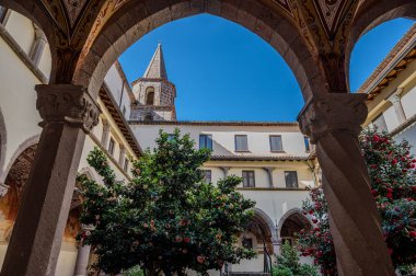 Roccamonfina 'da. Madonna dei Lattani 'nin mabedi. Monte dei Lattani 'de, deniz seviyesinden 850 metre yüksekte, Roccamonfina' nın geniş volkanik alanındaki birçok kraterden biridir..