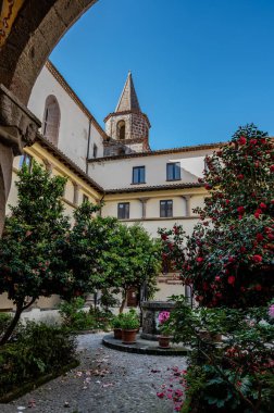 Roccamonfina 'da. Madonna dei Lattani 'nin mabedi. Monte dei Lattani 'de, deniz seviyesinden 850 metre yüksekte, Roccamonfina' nın geniş volkanik alanındaki birçok kraterden biridir..