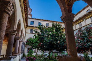 Roccamonfina 'da. Madonna dei Lattani 'nin mabedi. Monte dei Lattani 'de, deniz seviyesinden 850 metre yüksekte, Roccamonfina' nın geniş volkanik alanındaki birçok kraterden biridir..