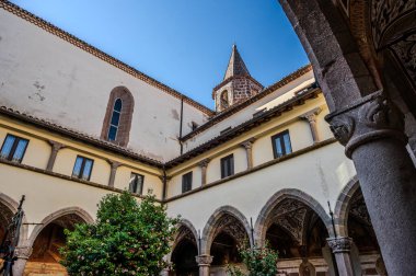 Roccamonfina 'da. Madonna dei Lattani 'nin mabedi. Monte dei Lattani 'de, deniz seviyesinden 850 metre yüksekte, Roccamonfina' nın geniş volkanik alanındaki birçok kraterden biridir..