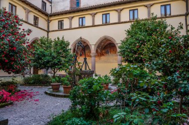 Roccamonfina 'da. Madonna dei Lattani 'nin mabedi. Monte dei Lattani 'de, deniz seviyesinden 850 metre yüksekte, Roccamonfina' nın geniş volkanik alanındaki birçok kraterden biridir..