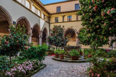 Roccamonfina 'da. Madonna dei Lattani 'nin mabedi. Monte dei Lattani 'de, deniz seviyesinden 850 metre yüksekte, Roccamonfina' nın geniş volkanik alanındaki birçok kraterden biridir..