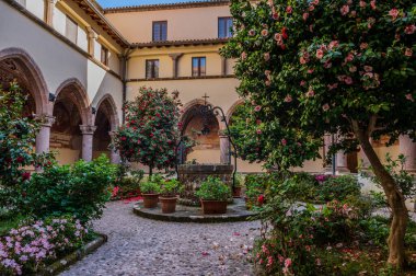 Roccamonfina 'da. Madonna dei Lattani 'nin mabedi. Monte dei Lattani 'de, deniz seviyesinden 850 metre yüksekte, Roccamonfina' nın geniş volkanik alanındaki birçok kraterden biridir..