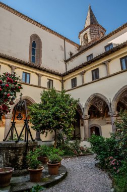 Roccamonfina 'da. Madonna dei Lattani 'nin mabedi. Monte dei Lattani 'de, deniz seviyesinden 850 metre yüksekte, Roccamonfina' nın geniş volkanik alanındaki birçok kraterden biridir..