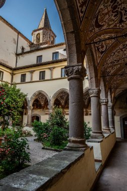 Roccamonfina 'da. Madonna dei Lattani 'nin mabedi. Monte dei Lattani 'de, deniz seviyesinden 850 metre yüksekte, Roccamonfina' nın geniş volkanik alanındaki birçok kraterden biridir..