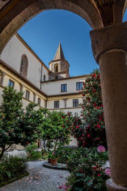 Roccamonfina 'da. Madonna dei Lattani 'nin mabedi. Monte dei Lattani 'de, deniz seviyesinden 850 metre yüksekte, Roccamonfina' nın geniş volkanik alanındaki birçok kraterden biridir..