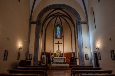 Roccamonfina 'da. Madonna dei Lattani 'nin mabedi. Monte dei Lattani 'de, deniz seviyesinden 850 metre yüksekte, Roccamonfina' nın geniş volkanik alanındaki birçok kraterden biridir..