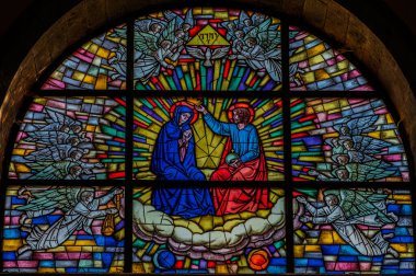 Roccamonfina 'da. Madonna dei Lattani 'nin mabedi. Monte dei Lattani 'de, deniz seviyesinden 850 metre yüksekte, Roccamonfina' nın geniş volkanik alanındaki birçok kraterden biridir..