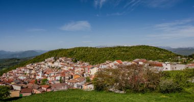 Miranda, Isernia, Molise. Isernia vilayetinde, Pentra kasabasından sadece birkaç kilometre uzakta deniz seviyesinden 900 metre yukarıda Truffle Festivali 'yle ünlü büyüleyici bir köy olan Miranda var..