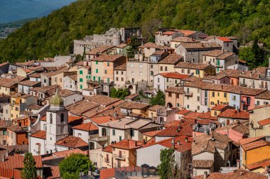 Miranda, Isernia, Molise. Isernia vilayetinde, Pentra kasabasından sadece birkaç kilometre uzakta deniz seviyesinden 900 metre yukarıda Truffle Festivali 'yle ünlü büyüleyici bir köy olan Miranda var..
