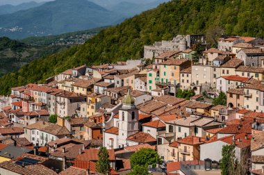 Miranda, Isernia, Molise. Isernia vilayetinde, Pentra kasabasından sadece birkaç kilometre uzakta deniz seviyesinden 900 metre yukarıda Truffle Festivali 'yle ünlü büyüleyici bir köy olan Miranda var..