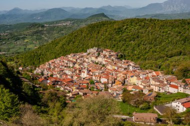 Miranda, Isernia, Molise. Isernia vilayetinde, Pentra kasabasından sadece birkaç kilometre uzakta deniz seviyesinden 900 metre yukarıda Truffle Festivali 'yle ünlü büyüleyici bir köy olan Miranda var..