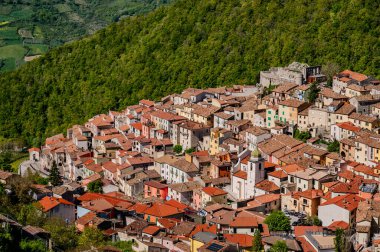 Miranda, Isernia, Molise. Isernia vilayetinde, Pentra kasabasından sadece birkaç kilometre uzakta deniz seviyesinden 900 metre yukarıda Truffle Festivali 'yle ünlü büyüleyici bir köy olan Miranda var..