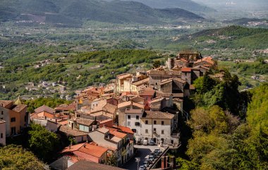 Miranda, Isernia, Molise. Isernia vilayetinde, Pentra kasabasından sadece birkaç kilometre uzakta deniz seviyesinden 900 metre yukarıda Truffle Festivali 'yle ünlü büyüleyici bir köy olan Miranda var..
