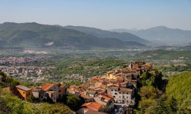 Miranda, Isernia, Molise. Isernia vilayetinde, Pentra kasabasından sadece birkaç kilometre uzakta deniz seviyesinden 900 metre yukarıda Truffle Festivali 'yle ünlü büyüleyici bir köy olan Miranda var..