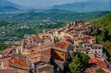 Miranda, Isernia, Molise. Isernia vilayetinde, Pentra kasabasından sadece birkaç kilometre uzakta deniz seviyesinden 900 metre yukarıda Truffle Festivali 'yle ünlü büyüleyici bir köy olan Miranda var..