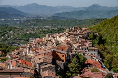 Miranda, Isernia, Molise. Isernia vilayetinde, Pentra kasabasından sadece birkaç kilometre uzakta deniz seviyesinden 900 metre yukarıda Truffle Festivali 'yle ünlü büyüleyici bir köy olan Miranda var..