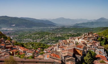 Miranda, Isernia, Molise. Isernia vilayetinde, Pentra kasabasından sadece birkaç kilometre uzakta deniz seviyesinden 900 metre yukarıda Truffle Festivali 'yle ünlü büyüleyici bir köy olan Miranda var..