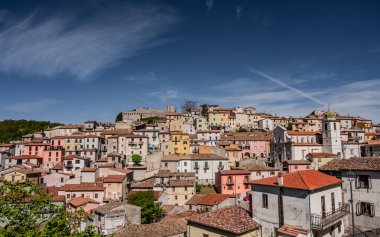 Miranda, Isernia, Molise. Isernia vilayetinde, Pentra kasabasından sadece birkaç kilometre uzakta deniz seviyesinden 900 metre yukarıda Truffle Festivali 'yle ünlü büyüleyici bir köy olan Miranda var..