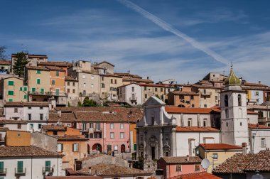 Miranda, Isernia, Molise. Isernia vilayetinde, Pentra kasabasından sadece birkaç kilometre uzakta deniz seviyesinden 900 metre yukarıda Truffle Festivali 'yle ünlü büyüleyici bir köy olan Miranda var..