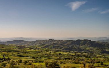 Molise, Adriyatik Denizi kıyısında uzanan bir İtalyan dağlık bölgesidir. Apennine Dağları 'ndaki Abruzzo Milli Parkı' nın zengin bir kısmını kapsıyor..