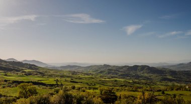 Molise, Adriyatik Denizi kıyısında uzanan bir İtalyan dağlık bölgesidir. Apennine Dağları 'ndaki Abruzzo Milli Parkı' nın zengin bir kısmını kapsıyor..