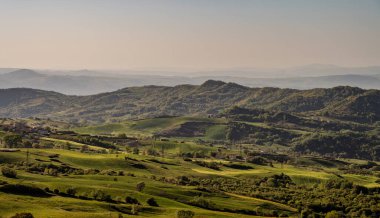 Molise, Adriyatik Denizi kıyısında uzanan bir İtalyan dağlık bölgesidir. Apennine Dağları 'ndaki Abruzzo Milli Parkı' nın zengin bir kısmını kapsıyor..