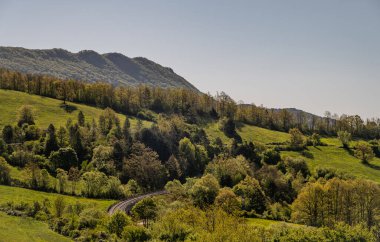 Molise, Adriyatik Denizi kıyısında uzanan bir İtalyan dağlık bölgesidir. Apennine Dağları 'ndaki Abruzzo Milli Parkı' nın zengin bir kısmını kapsıyor..