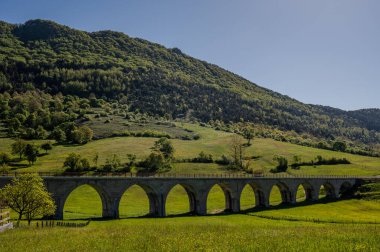 Molise, Adriyatik Denizi kıyısında uzanan bir İtalyan dağlık bölgesidir. Apennine Dağları 'ndaki Abruzzo Milli Parkı' nın zengin bir kısmını kapsıyor..