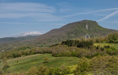 Molise, Adriyatik Denizi kıyısında uzanan bir İtalyan dağlık bölgesidir. Apennine Dağları 'ndaki Abruzzo Milli Parkı' nın zengin bir kısmını kapsıyor..