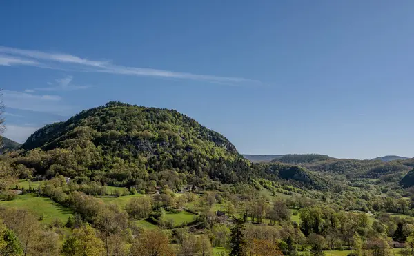 Molise, Adriyatik Denizi kıyısında uzanan bir İtalyan dağlık bölgesidir. Apennine Dağları 'ndaki Abruzzo Milli Parkı' nın zengin bir kısmını kapsıyor..