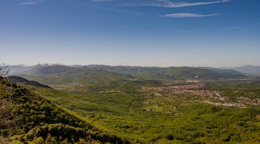 Molise, Adriyatik Denizi kıyısında uzanan bir İtalyan dağlık bölgesidir. Apennine Dağları 'ndaki Abruzzo Milli Parkı' nın zengin bir kısmını kapsıyor..