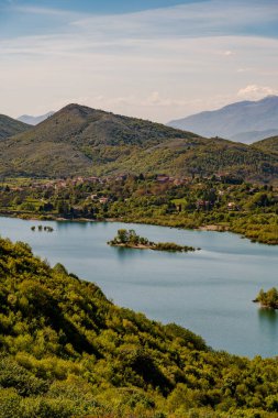 Gallo Matese Gölü, Sava Nehri 'nin akışını engelleyen yapay bir göl. Bu büyüleyici yer doğal özelliklerinden dolayı 