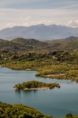 Gallo Matese Gölü, Sava Nehri 'nin akışını engelleyen yapay bir göl. Bu büyüleyici yer doğal özelliklerinden dolayı 