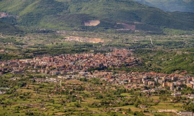 Isernia, Molise, eşanlamlı Molise bölgesinin başkenti, yazın serin iklimi olan ve kışın çok soğuk olmayan hoş bir kasaba..