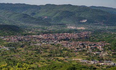 Isernia, Molise, eşanlamlı Molise bölgesinin başkenti, yazın serin iklimi olan ve kışın çok soğuk olmayan hoş bir kasaba..