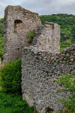 Alfedena kalesi, İtalya 'nın aynı adı taşıyan ve sekizgen bir kule ve duvarların bazı bölümlerinin bulunduğu 10.-11. yüzyıla dayanan bir kalenin kalıntıları.
