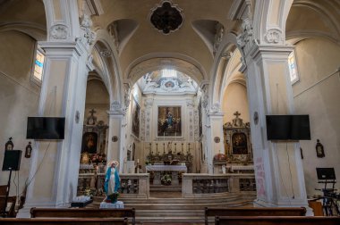 San Bartolomeo Apostolo 'nun ana kilisesi. Eskiden Cielo 'daki S. Maria Assunta' ya adanmıştı. Şekli bir Latin haçı, üç göbeği iki sıra sütunla ayrılmış..